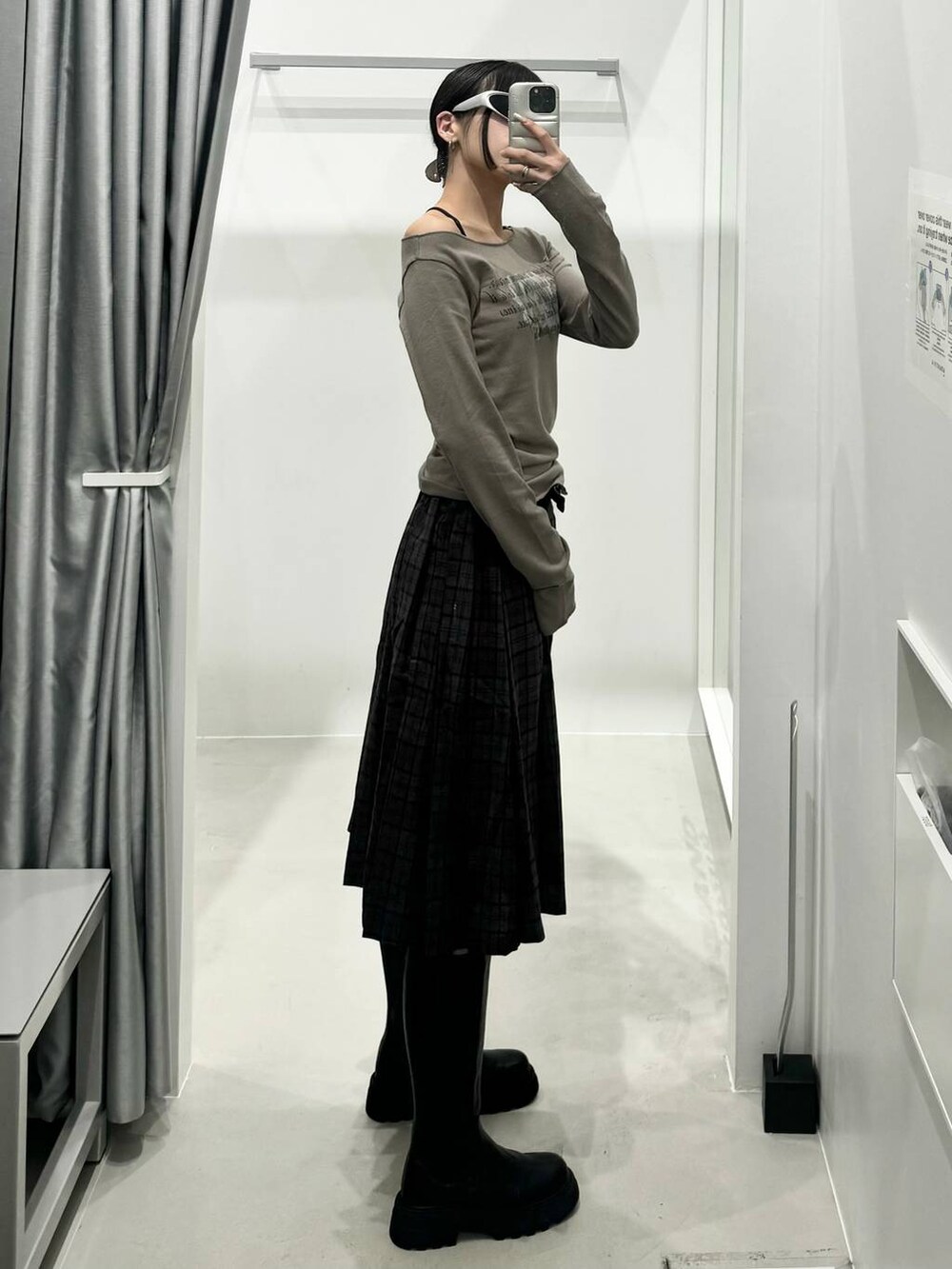 ブラウン系のスカート、ブラウン系のTシャツ/カットソーを着用したレディースの秋コーディネートの2枚目の写真