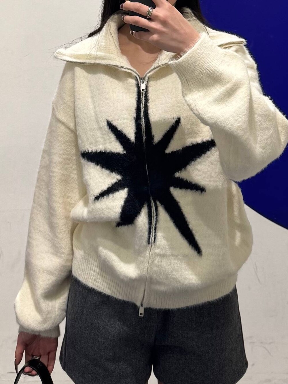 ブラック系のブーツ、グレー系のその他パンツ、ベージュ系のカーディガン/ボレロを着用したレディースの冬コーディネートの3枚目の写真