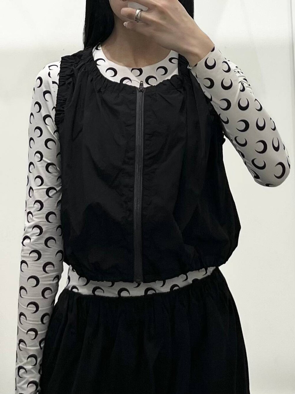 ブラック系のベスト、ブラック系のカーゴパンツを着用したレディースの春コーディネートの3枚目の写真