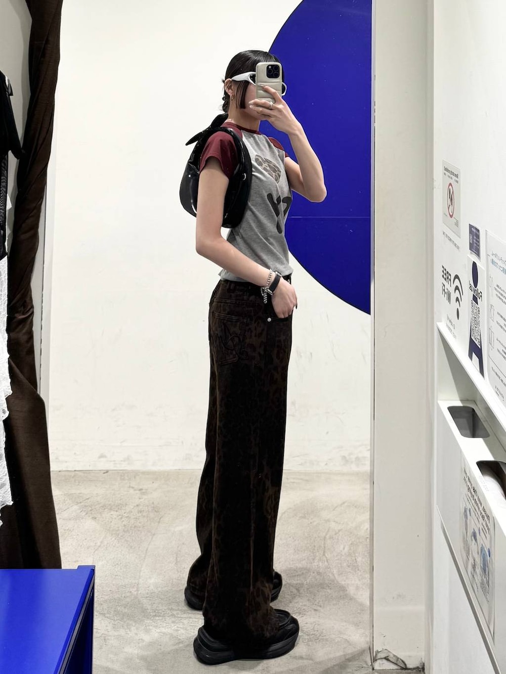 ブラウン系のその他パンツ、レッド系のTシャツ/カットソーを着用したレディースの春コーディネートの2枚目の写真