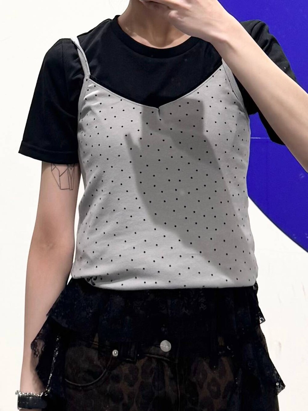 グレー系のキャミソール、ブラウン系のその他パンツを着用したレディースの春コーディネートの3枚目の写真