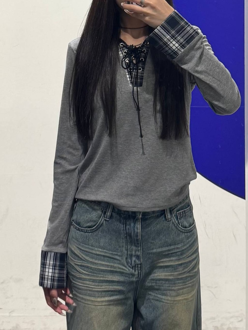 ブルー系のデニムパンツ、グレー系のTシャツ/カットソーを着用したレディースの夏コーディネートの3枚目の写真