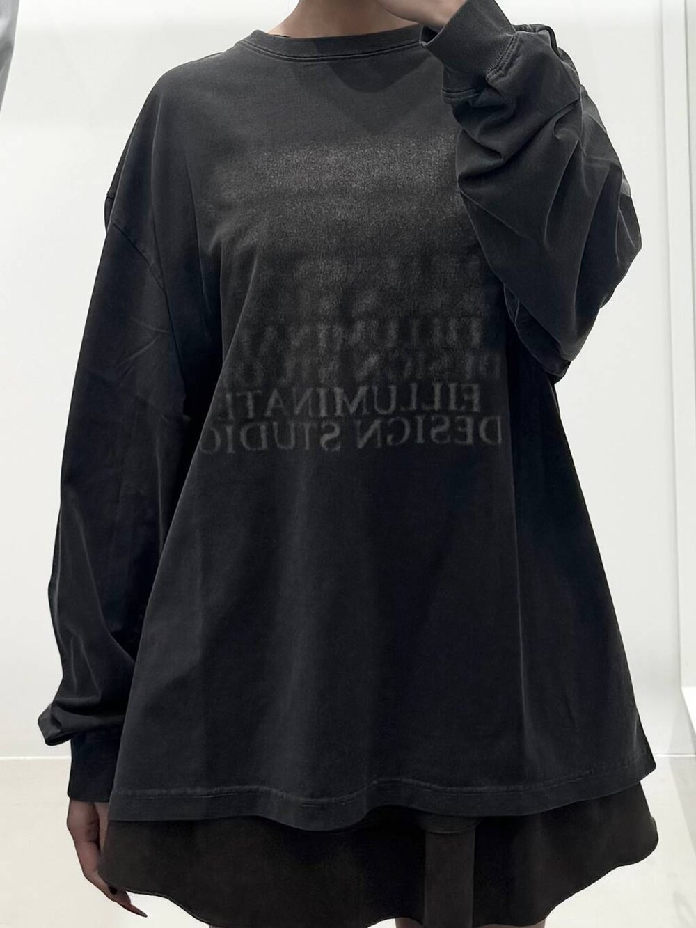 ブラウン系のスカート、ブラック系のTシャツ/カットソーを着用したレディースの冬コーディネートの3枚目の写真