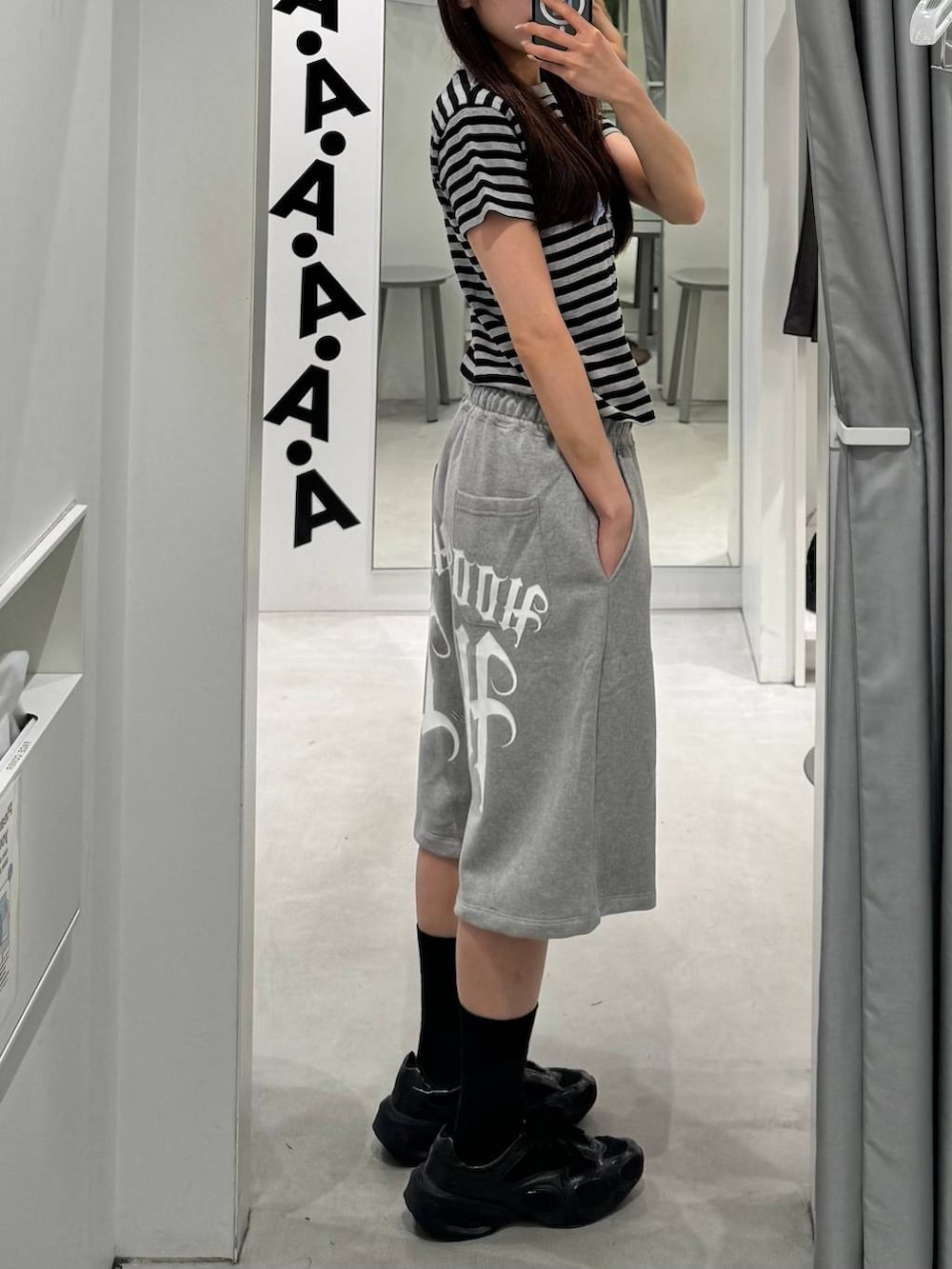 その他のTシャツ/カットソー、グレー系のスウェットパンツを着用したレディースの夏コーディネートの2枚目の写真