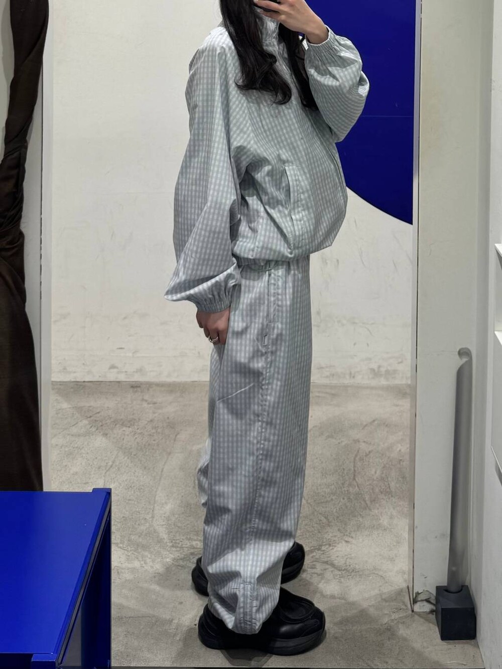 グレー系のブルゾン、グレー系のその他パンツ、ブラック系のキャップを着用したレディースの春コーディネートの2枚目の写真