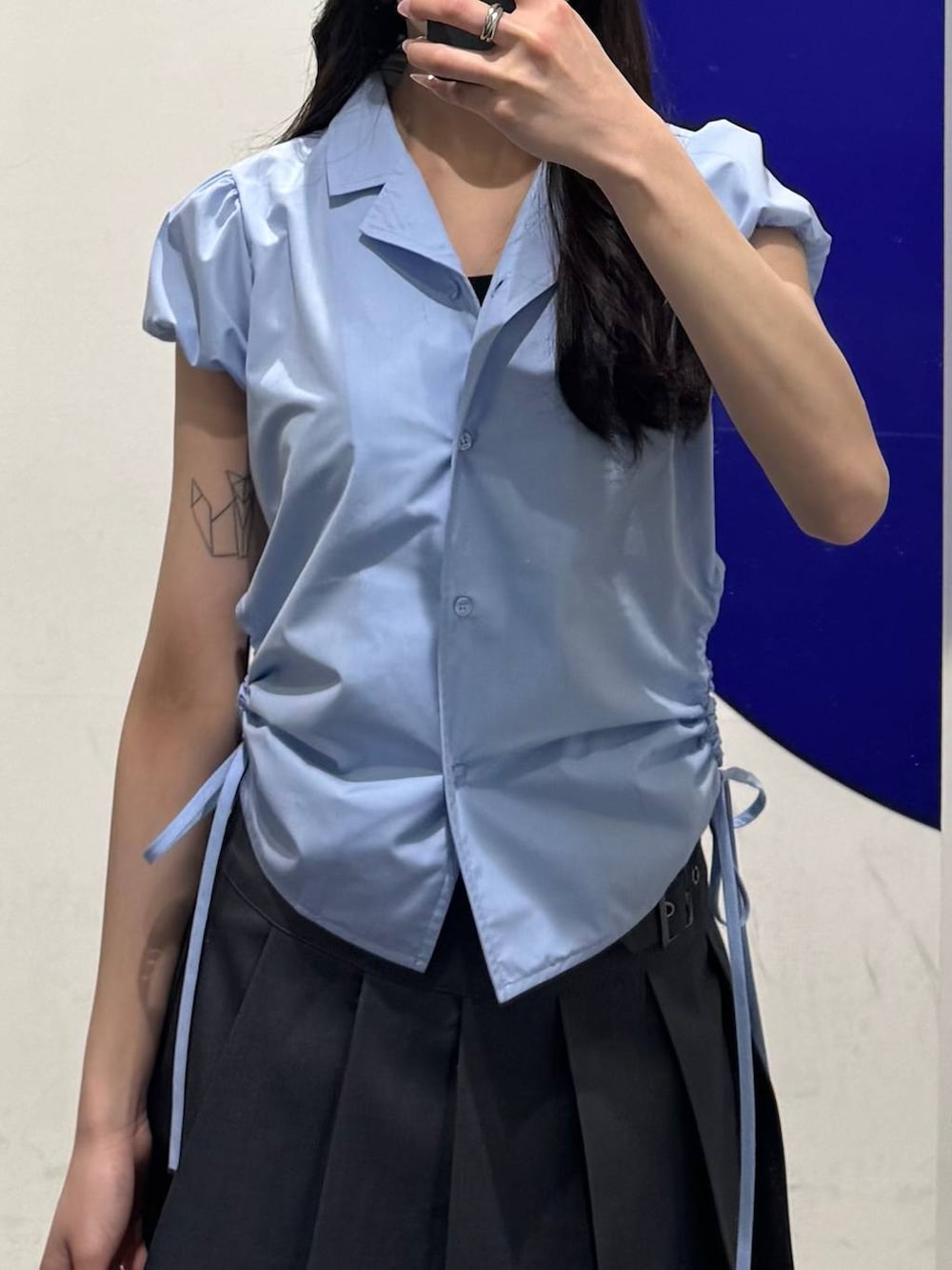 ブラック系のショルダーバッグ、ブルー系のシャツ/ブラウス、グレー系のスカートを着用したレディースの春コーディネートの3枚目の写真