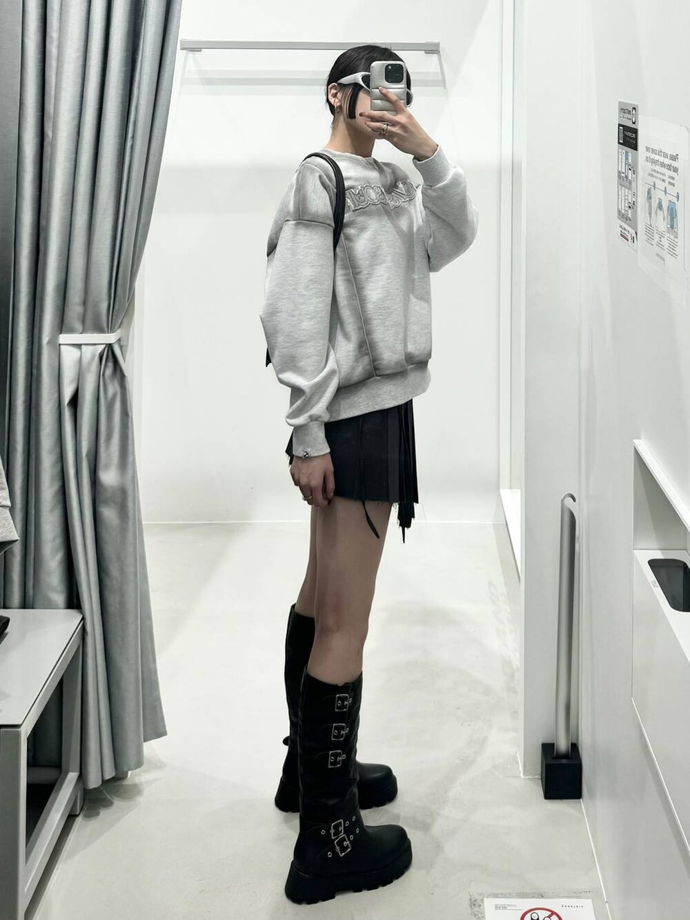 ブラック系のブーツ、グレー系のスウェットを着用したレディースの秋コーディネートの2枚目の写真