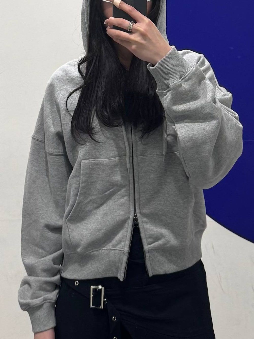 ホワイト系のパンプス、ブラック系のその他パンツを着用したレディースの冬コーディネートの3枚目の写真