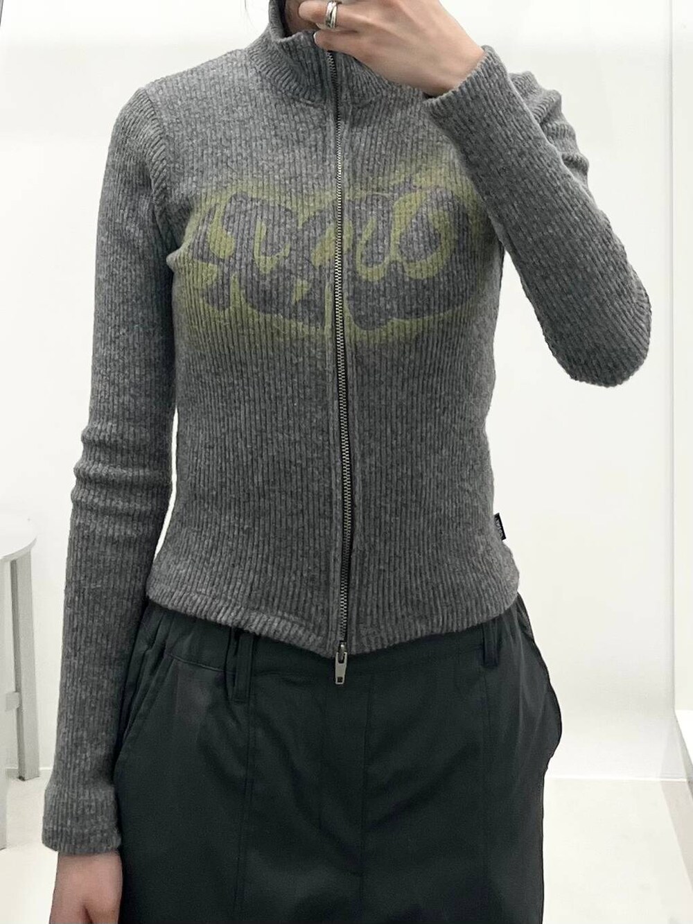 グレー系のスラックスを着用したレディースの冬コーディネートの3枚目の写真