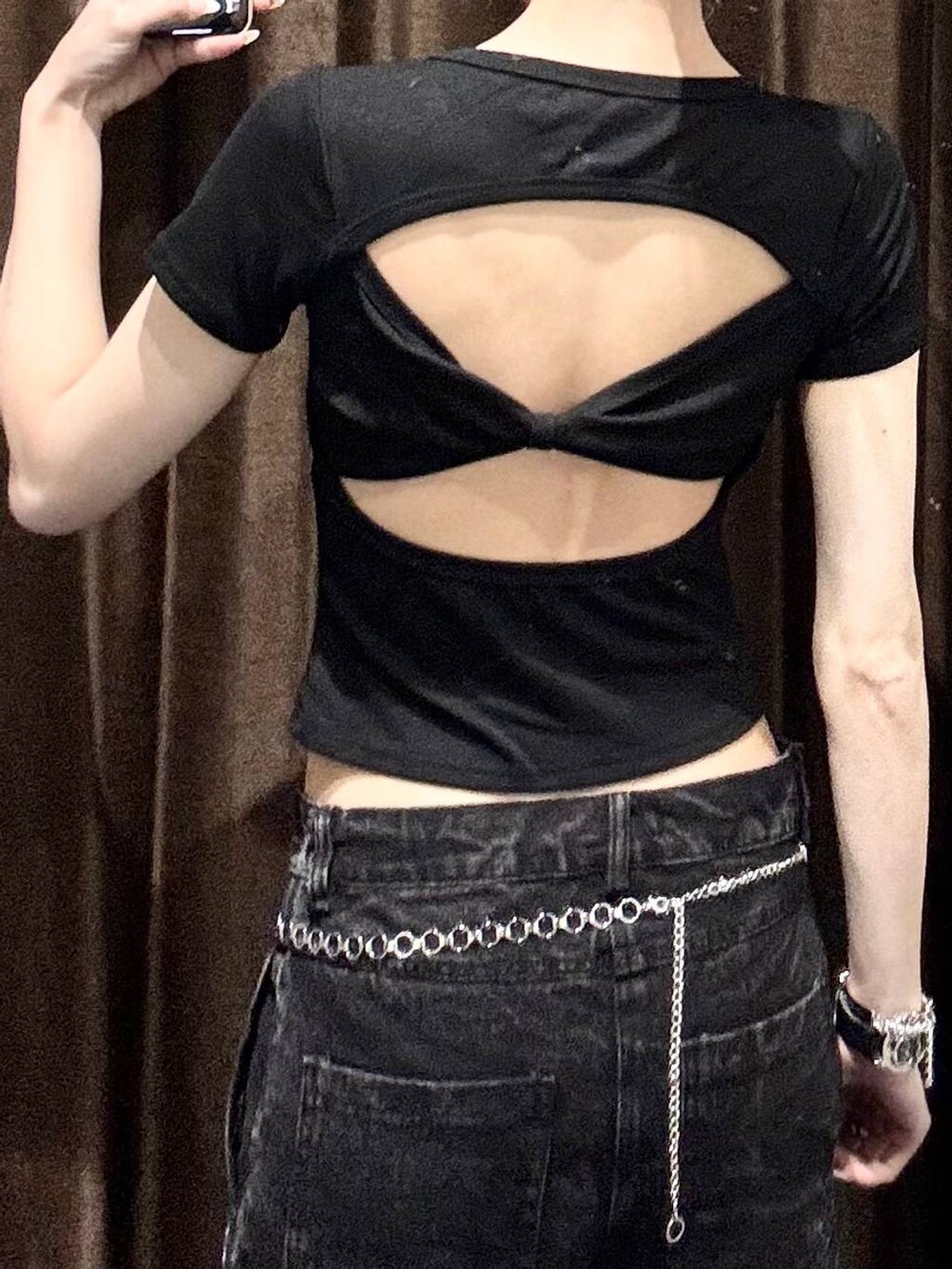 ブラック系のTシャツ/カットソー、ブラック系のデニムパンツを着用したレディースの夏コーディネートの4枚目の写真