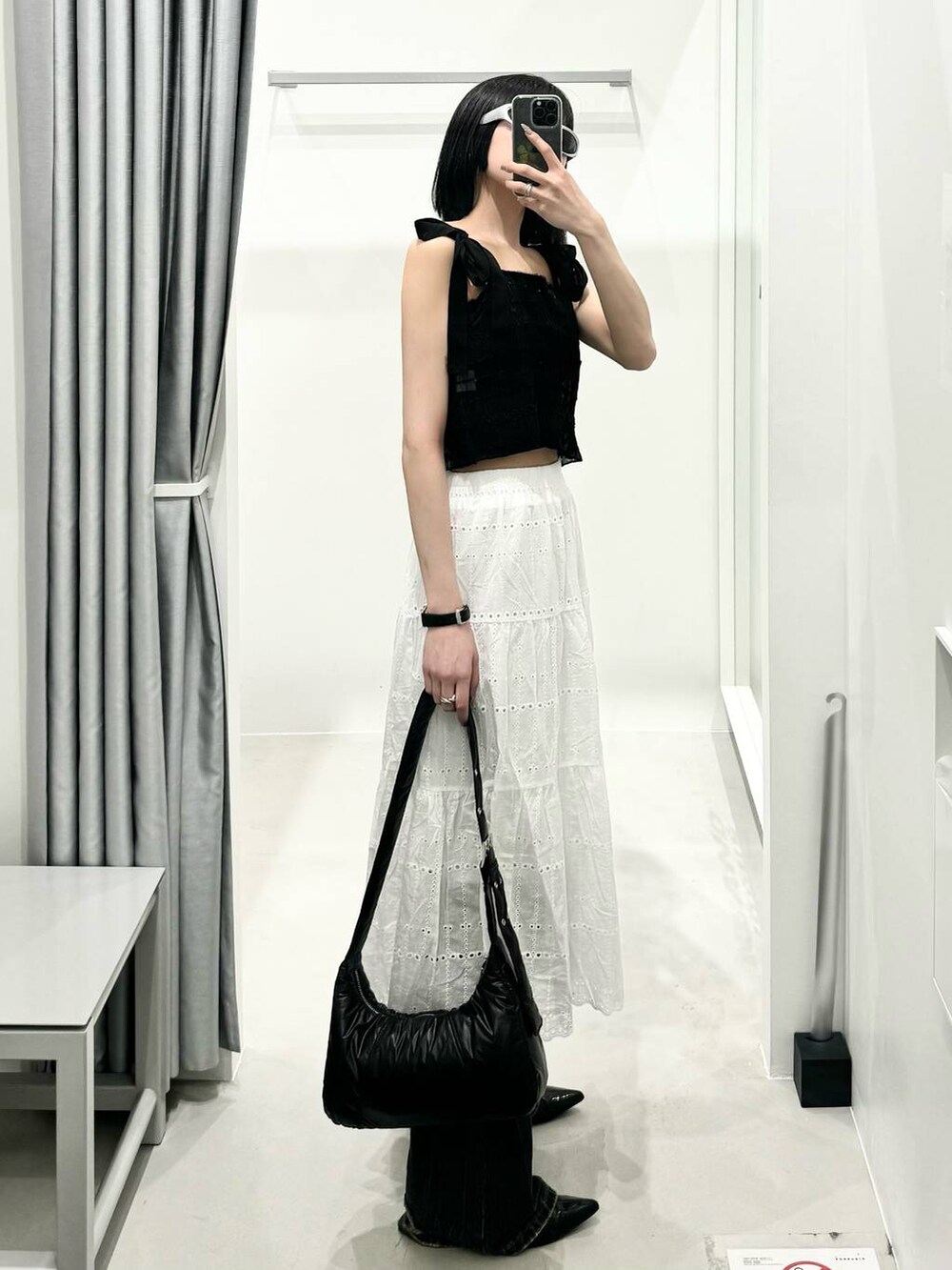 ベージュ系のスカートを着用したレディースの春コーディネートの2枚目の写真