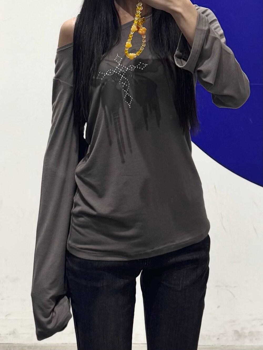 ブラック系のデニムパンツを着用したレディースの秋コーディネートの3枚目の写真