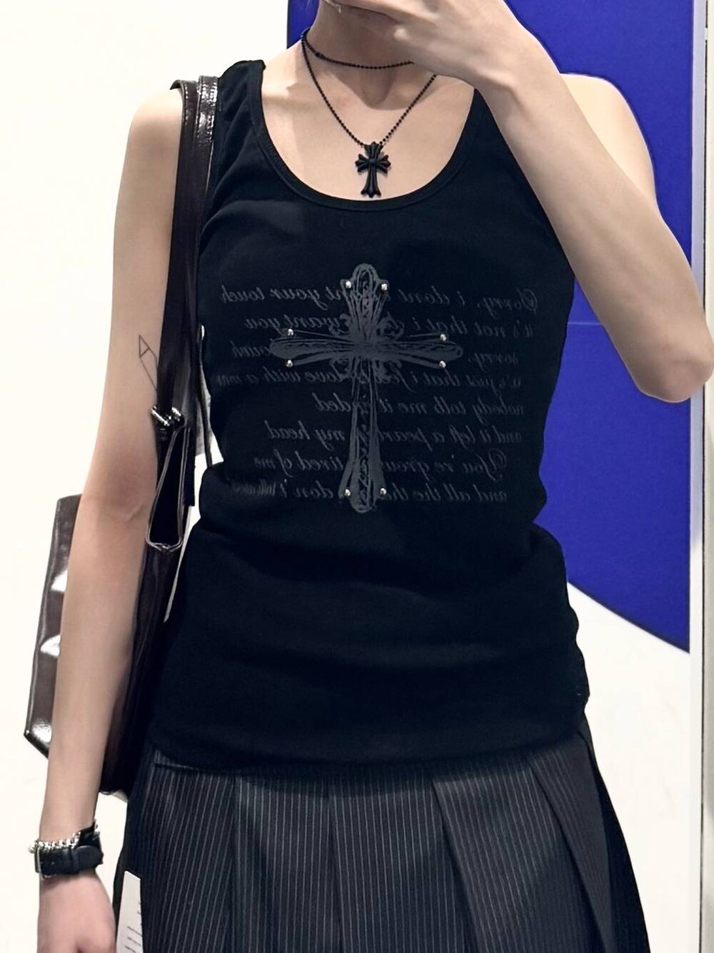 ブラック系のTシャツ/カットソー、ブラック系のスカートを着用したレディースの夏コーディネートの3枚目の写真