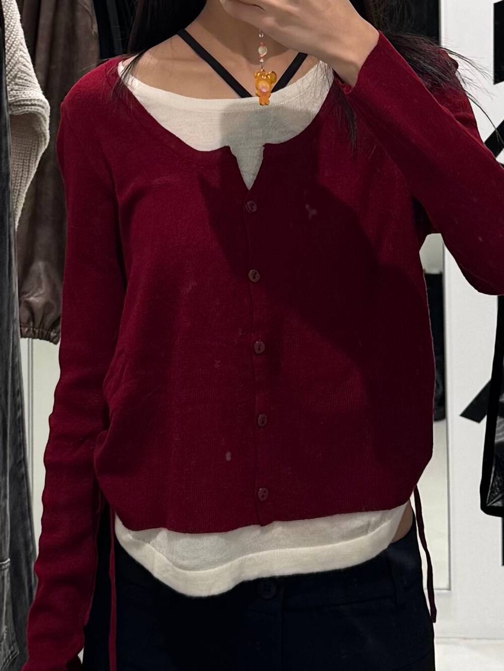 ブラック系のローファー、ブラック系のその他パンツ、レッド系のTシャツ/カットソーを着用したレディースの秋コーディネートの3枚目の写真