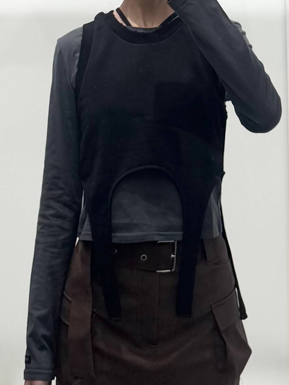 ブラウン系のスカート、グレー系のTシャツ/カットソーを着用したレディースの冬コーディネートの3枚目の写真