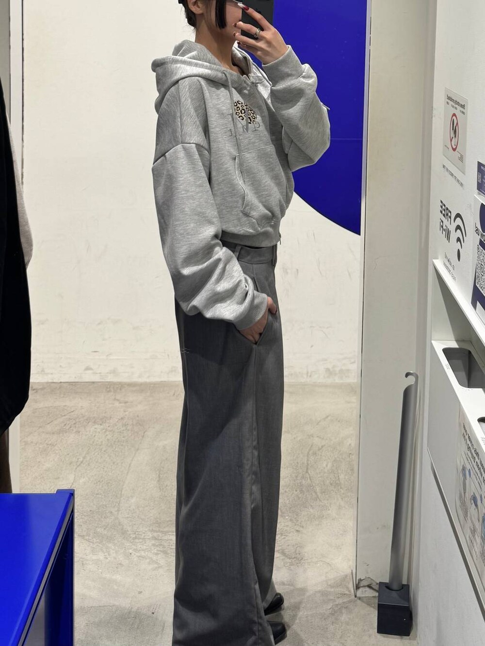 グレー系のパーカーを着用したレディースの秋コーディネートの2枚目の写真