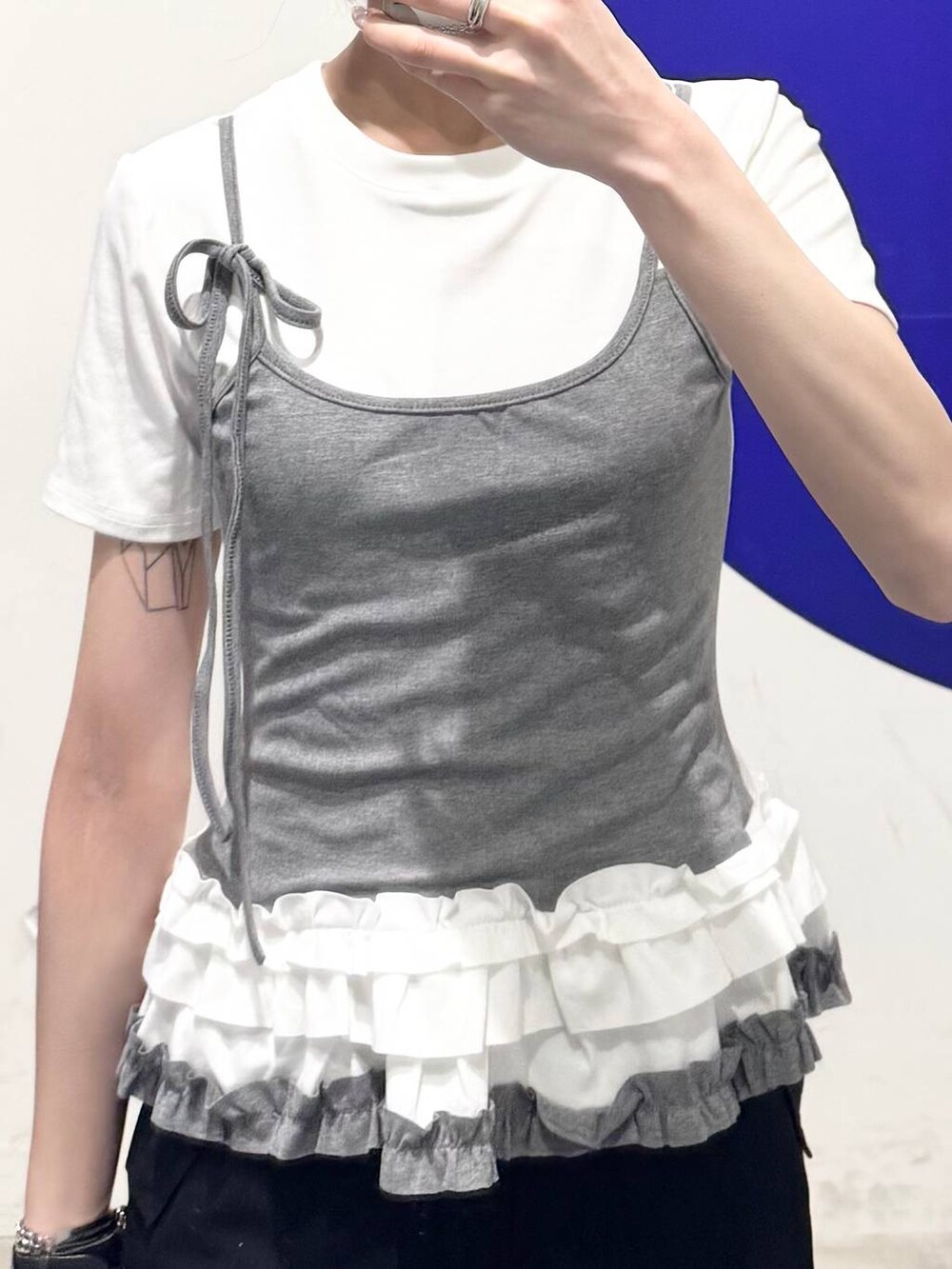 ホワイト系のTシャツ/カットソーを着用したレディースの春コーディネートの3枚目の写真