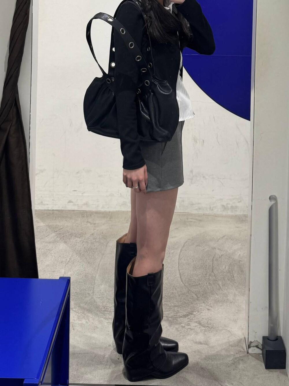 グレー系のその他パンツ、ブラック系のブーツ、ブラック系のショルダーバッグを着用したレディースの冬コーディネートの2枚目の写真