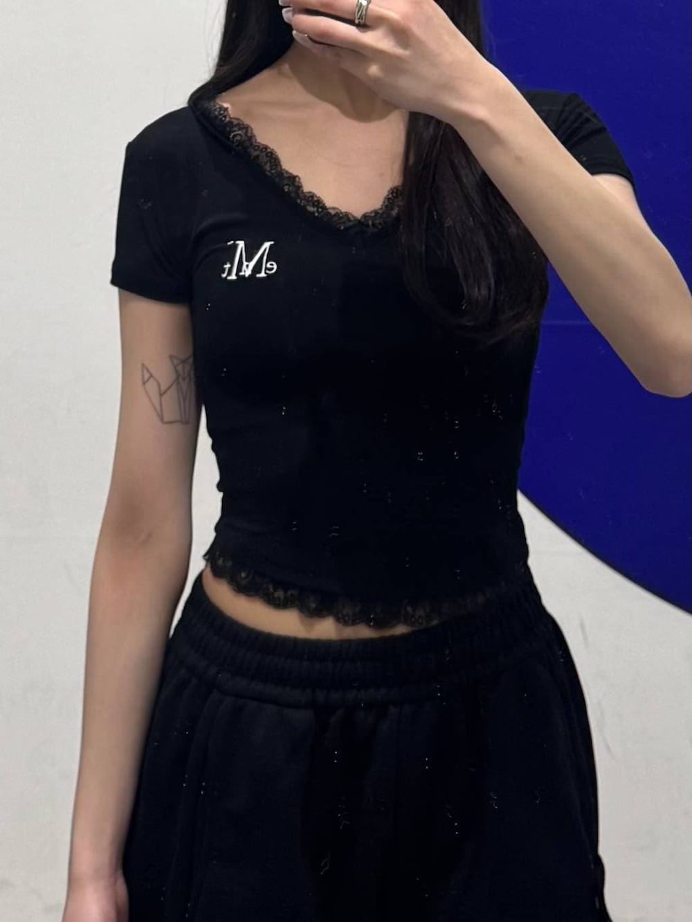 ブラック系のTシャツ/カットソー、ブラック系のスウェットパンツを着用したレディースの春コーディネートの3枚目の写真