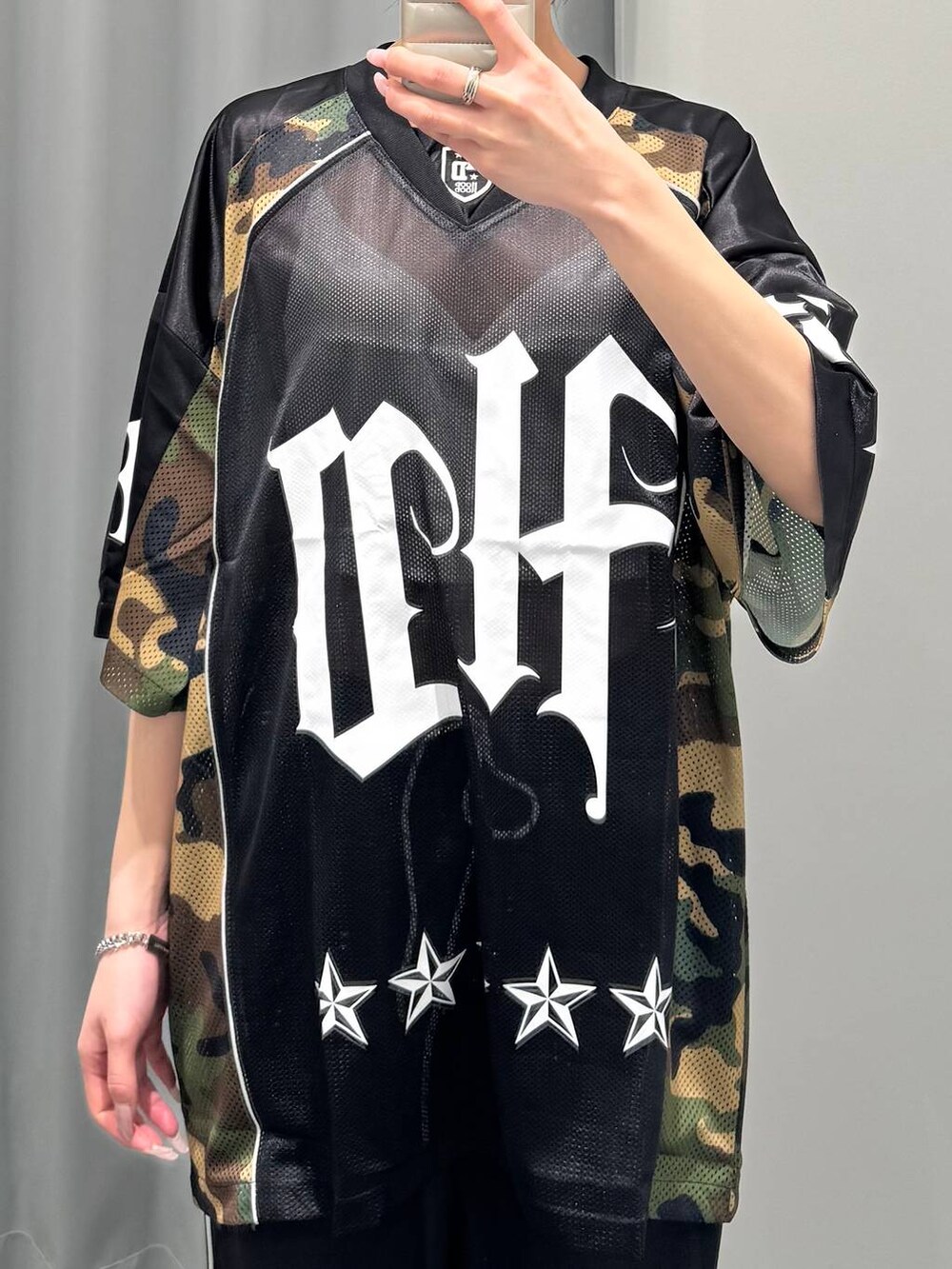 ブラック系のその他パンツ、ブラック系のTシャツ/カットソー、その他のショルダーバッグを着用したレディースの春コーディネートの2枚目の写真