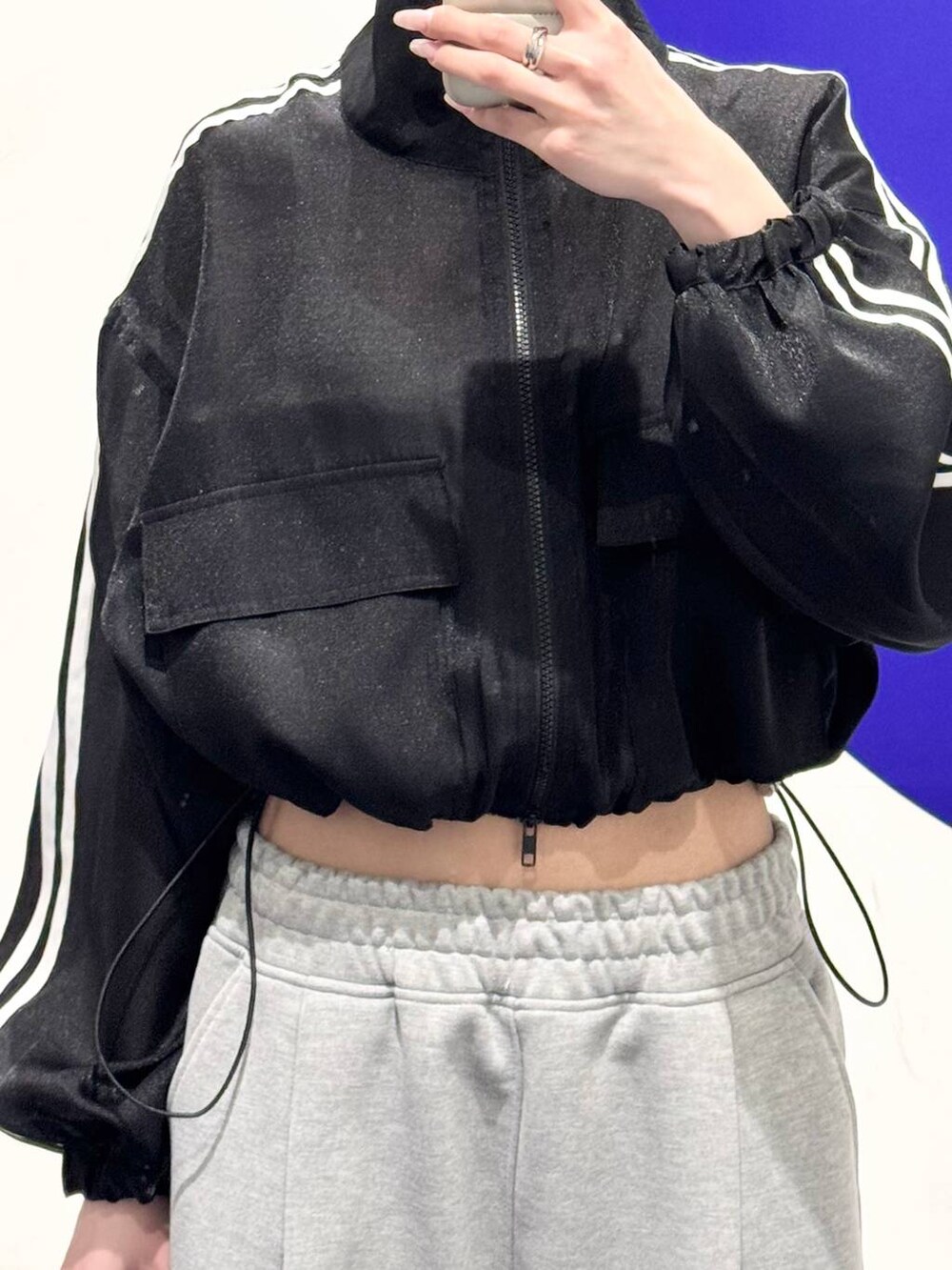 ブラック系のサンダル、ブラック系のブルゾンを着用したレディースの春コーディネートの2枚目の写真