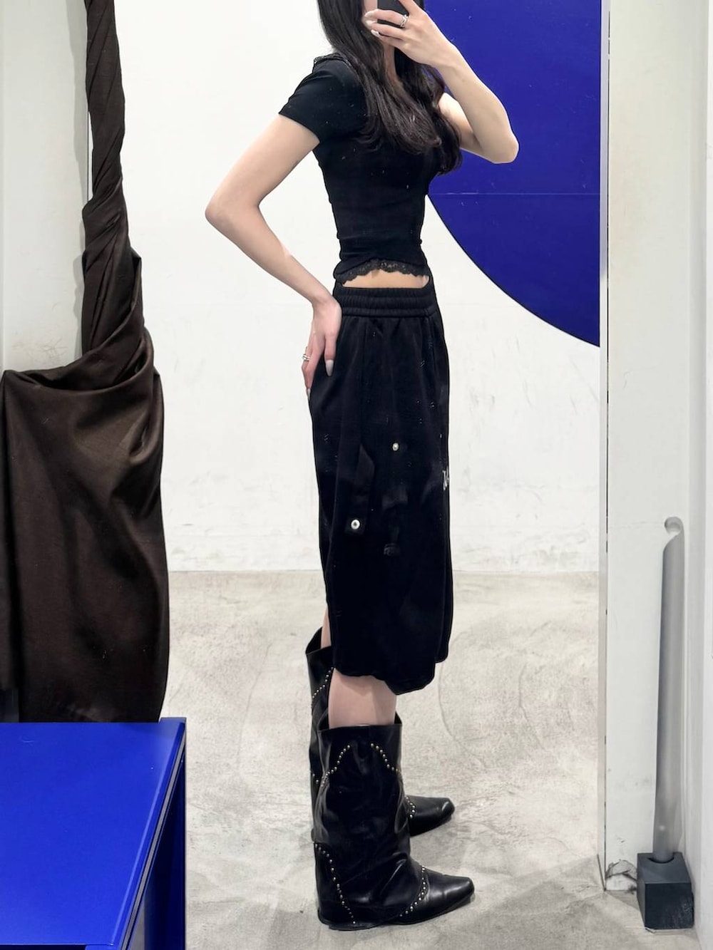 ブラック系のTシャツ/カットソー、ブラック系のスウェットパンツを着用したレディースの春コーディネートの2枚目の写真