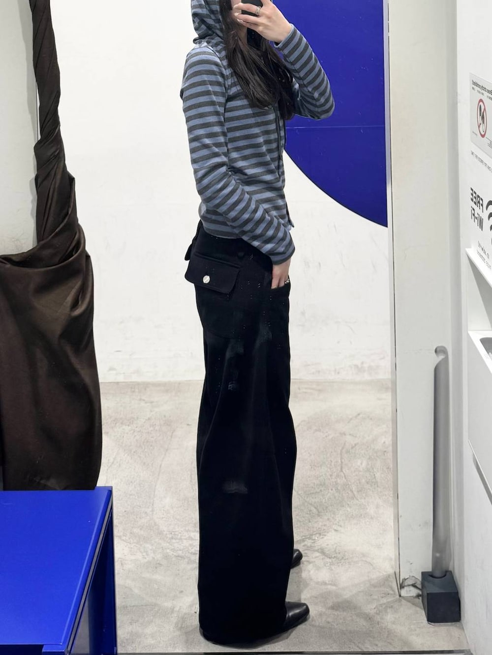 ブルー系のカーディガン/ボレロ、ブラック系のスウェットパンツを着用したレディースの春コーディネートの2枚目の写真