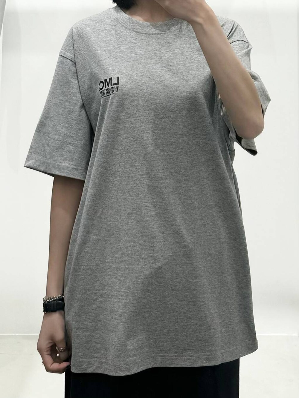 グレー系のTシャツ/カットソー、ブラック系のスウェットパンツを着用したレディースの夏コーディネートの3枚目の写真