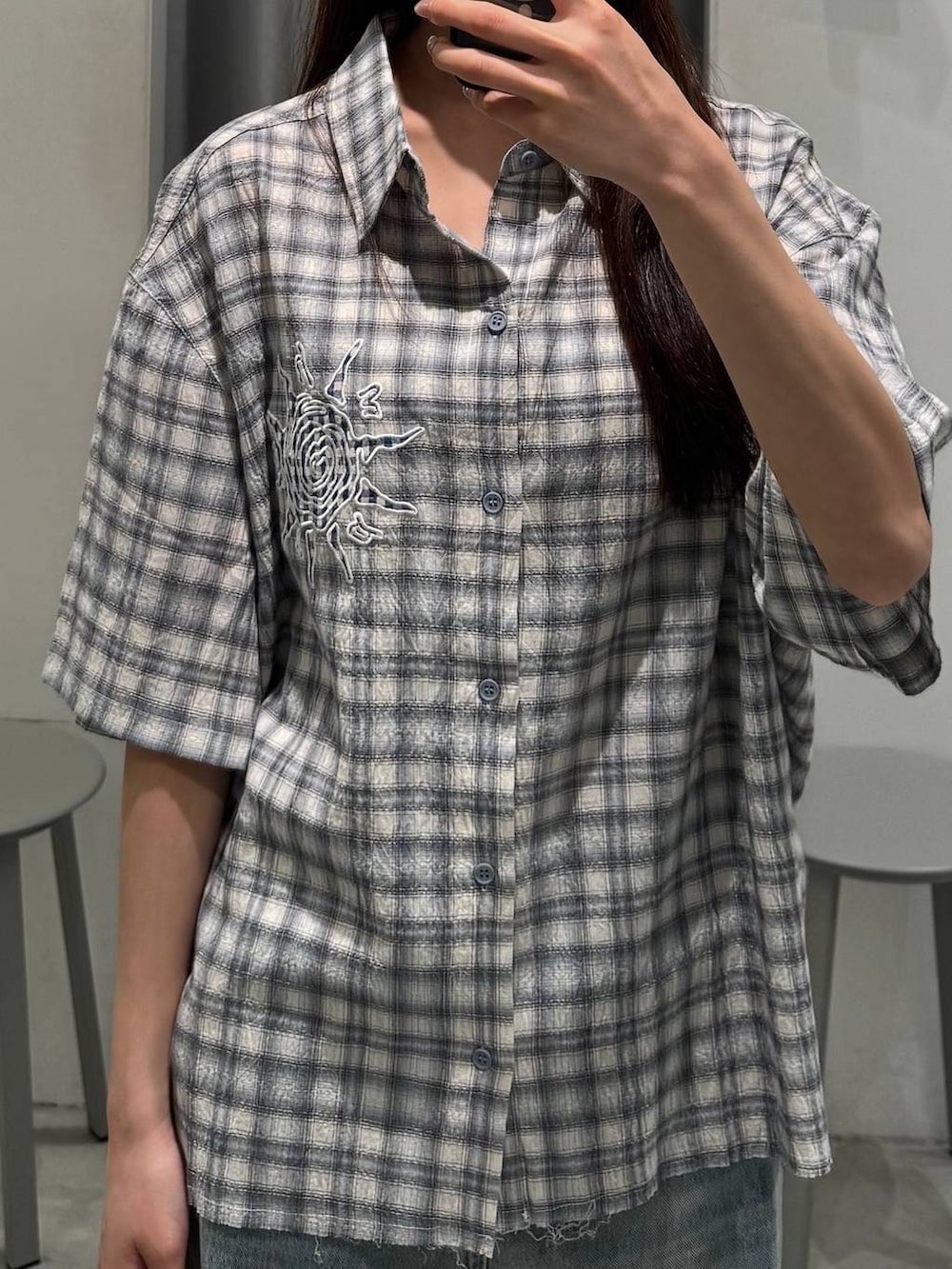 ブルー系のデニムパンツを着用したレディースの夏コーディネートの3枚目の写真