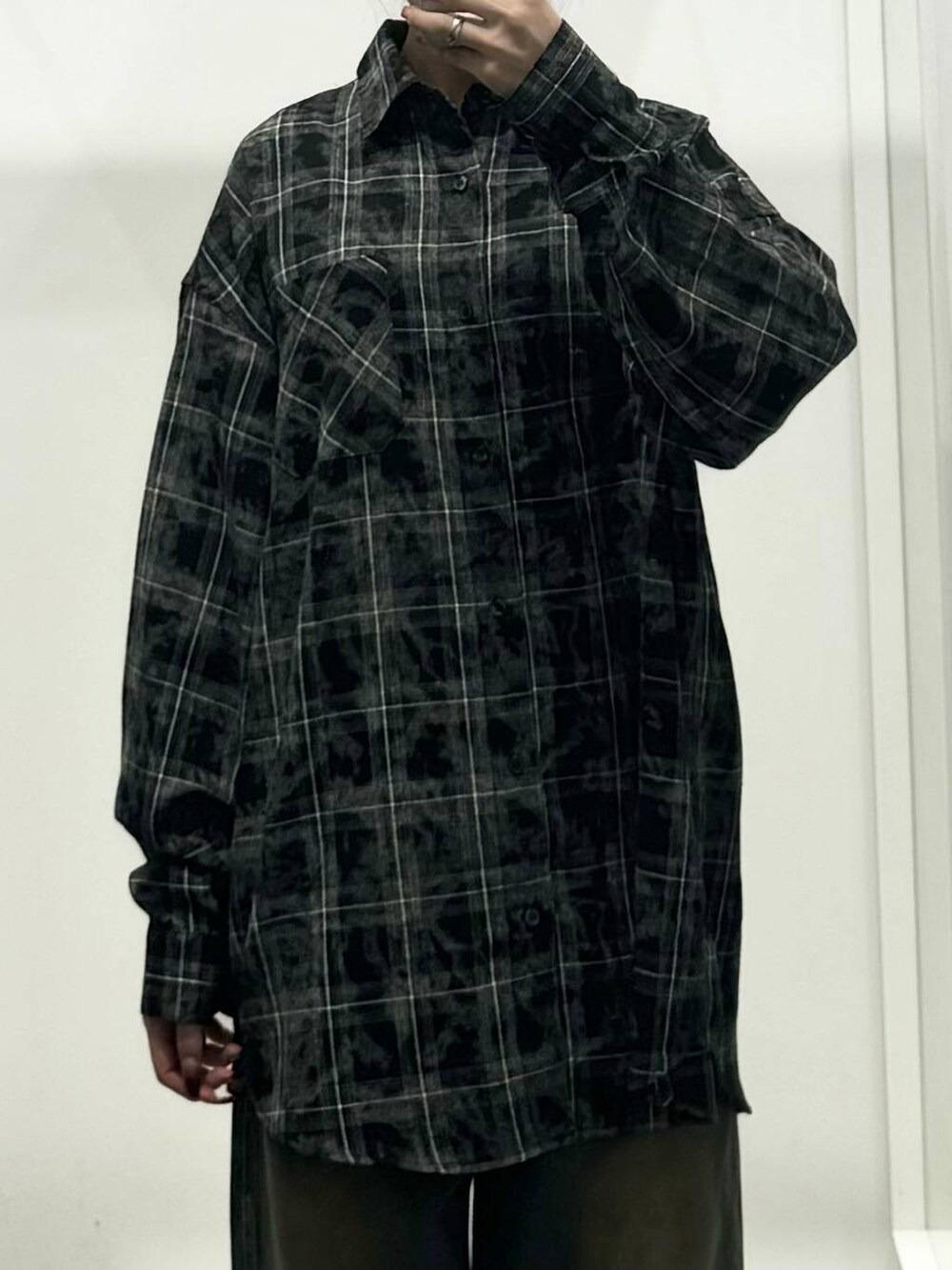 ブラック系のシャツ/ブラウス、ブラック系のダウンジャケット/コート、ブルー系のデニムパンツを着用したレディースの秋コーディネートの4枚目の写真
