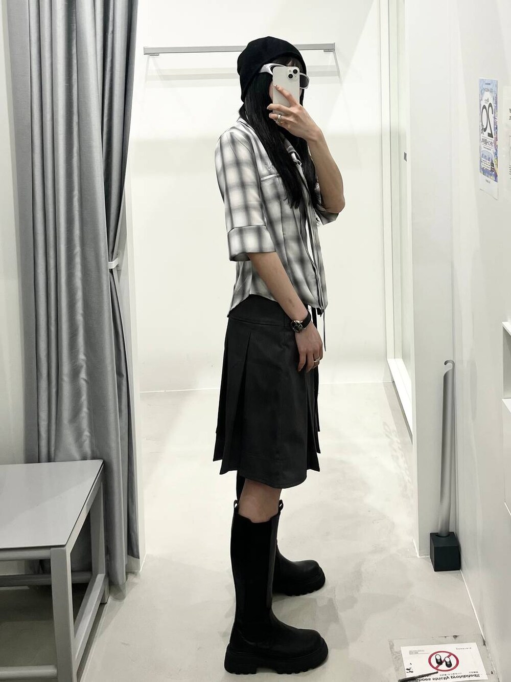 グレー系のシャツ/ブラウス、ブラック系のブーツ、グレー系のスカートを着用したレディースの春コーディネートの2枚目の写真