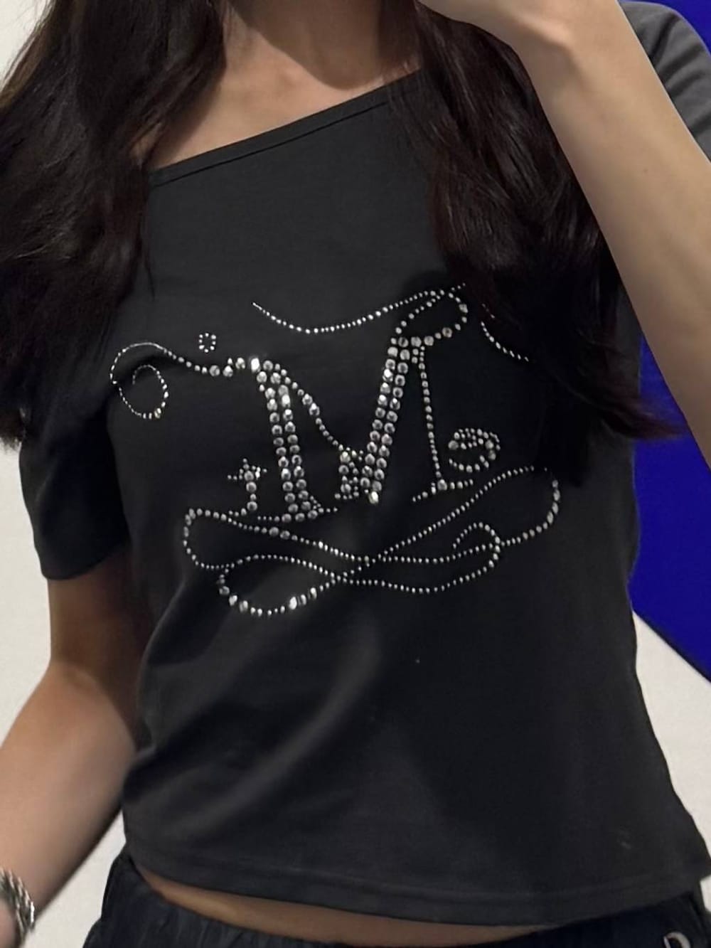 グレー系のスラックス、グレー系のTシャツ/カットソーを着用したレディースの夏コーディネートの3枚目の写真