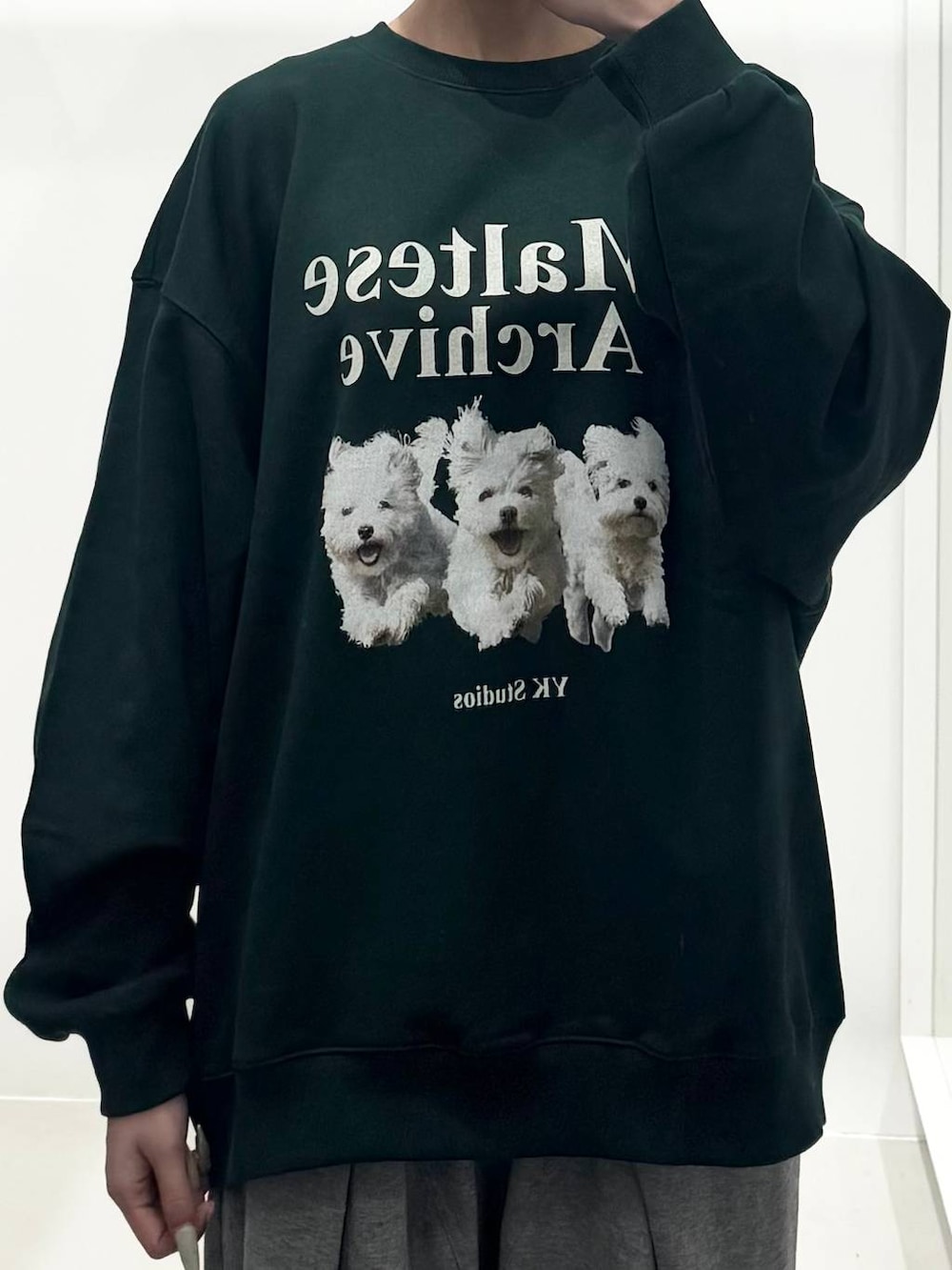 グレー系のスウェットパンツ、グリーン系のスウェットを着用したレディースの冬コーディネートの3枚目の写真