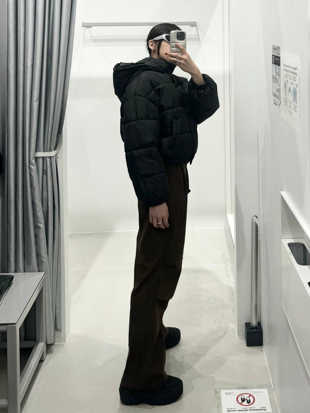 ブラック系のダウンジャケット/コート、ブラウン系のその他パンツを着用したレディースの秋コーディネートの2枚目の写真