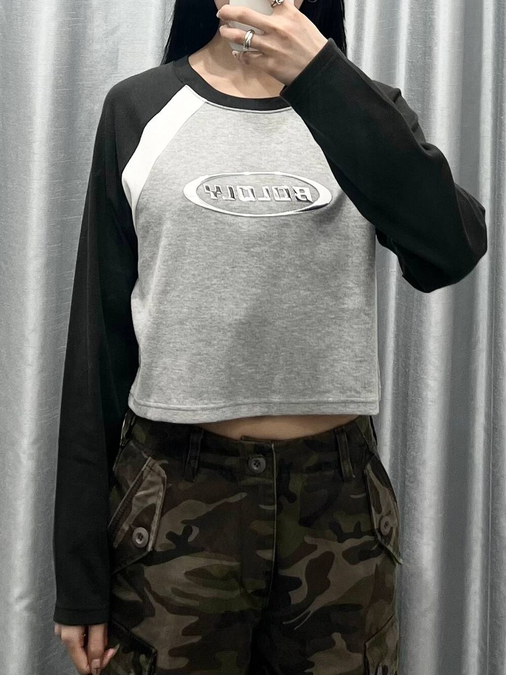 グレー系のTシャツ/カットソーを着用したレディースの春コーディネートの3枚目の写真