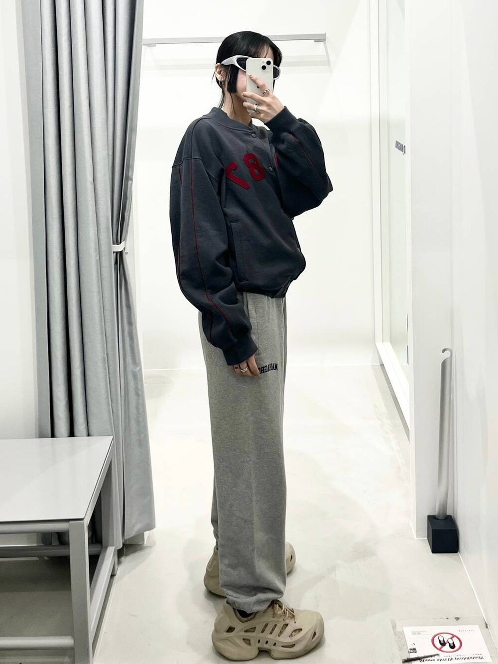 グレー系のスウェットパンツ、ブラック系のブルゾンを着用したレディースの冬コーディネートの2枚目の写真