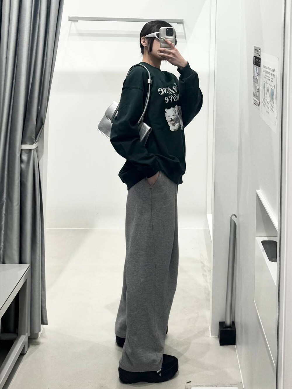 グレー系のスウェットパンツ、グリーン系のスウェットを着用したレディースの冬コーディネートの2枚目の写真