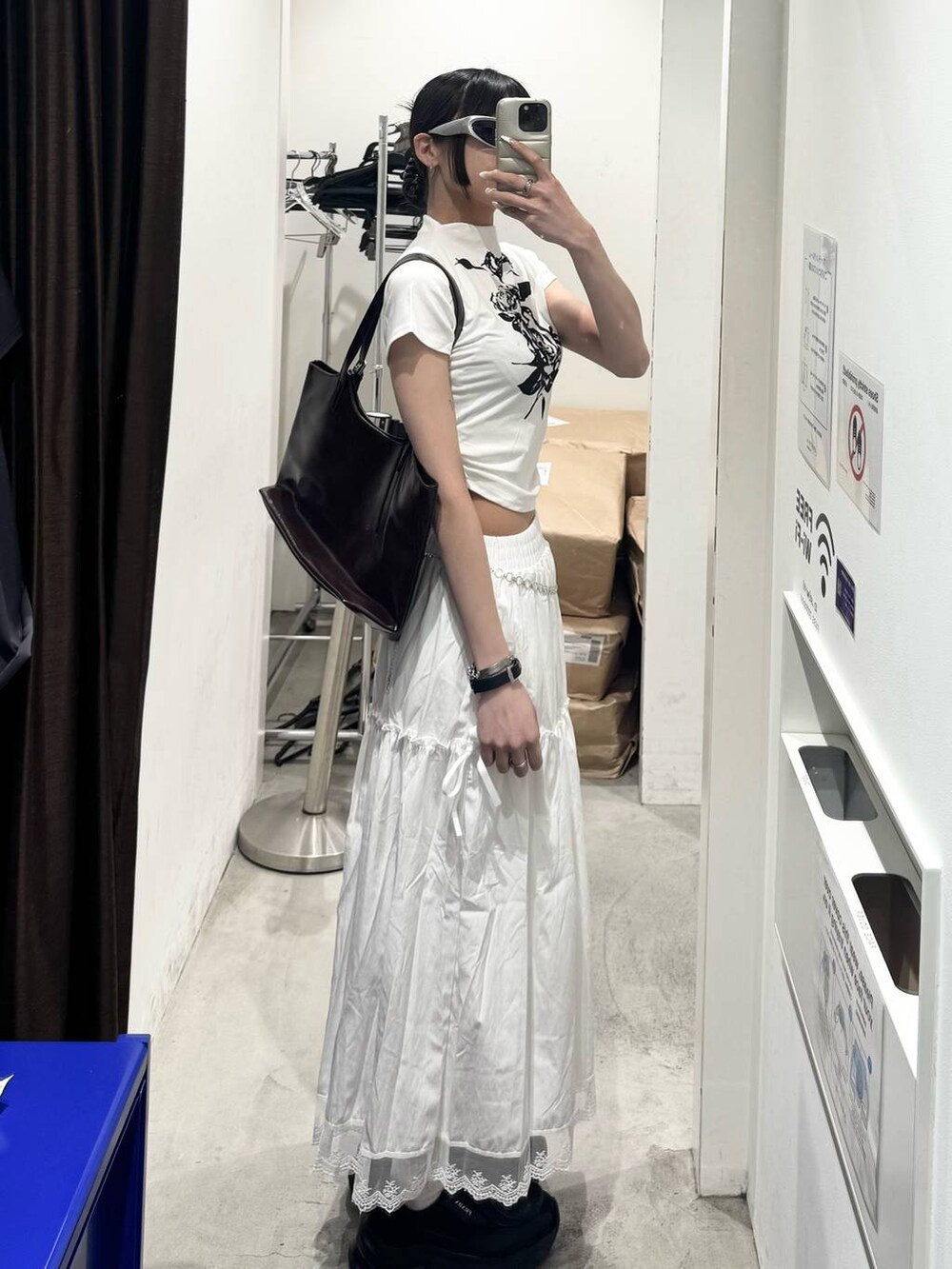 ホワイト系のスカート、ホワイト系のTシャツ/カットソーを着用したレディースの夏コーディネートの2枚目の写真