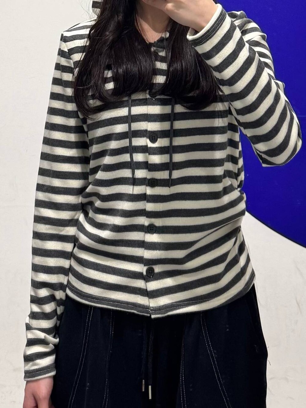 ブラック系のスウェットパンツ、ホワイト系のカーディガン/ボレロを着用したレディースの冬コーディネートの3枚目の写真