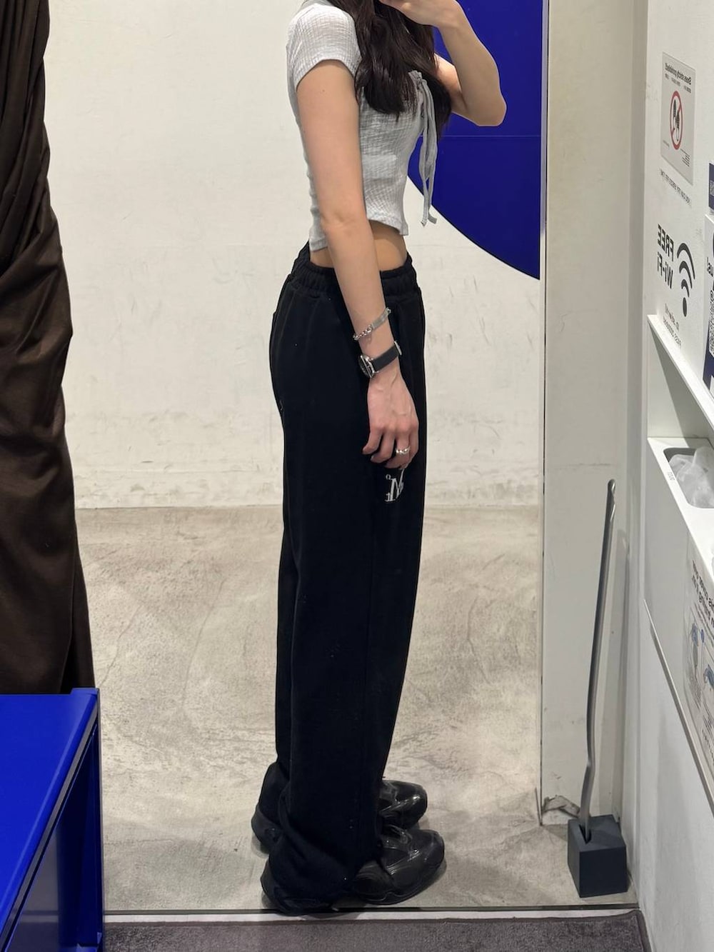 グレー系のTシャツ/カットソー、ブラック系のスウェットパンツを着用したレディースの夏コーディネートの2枚目の写真
