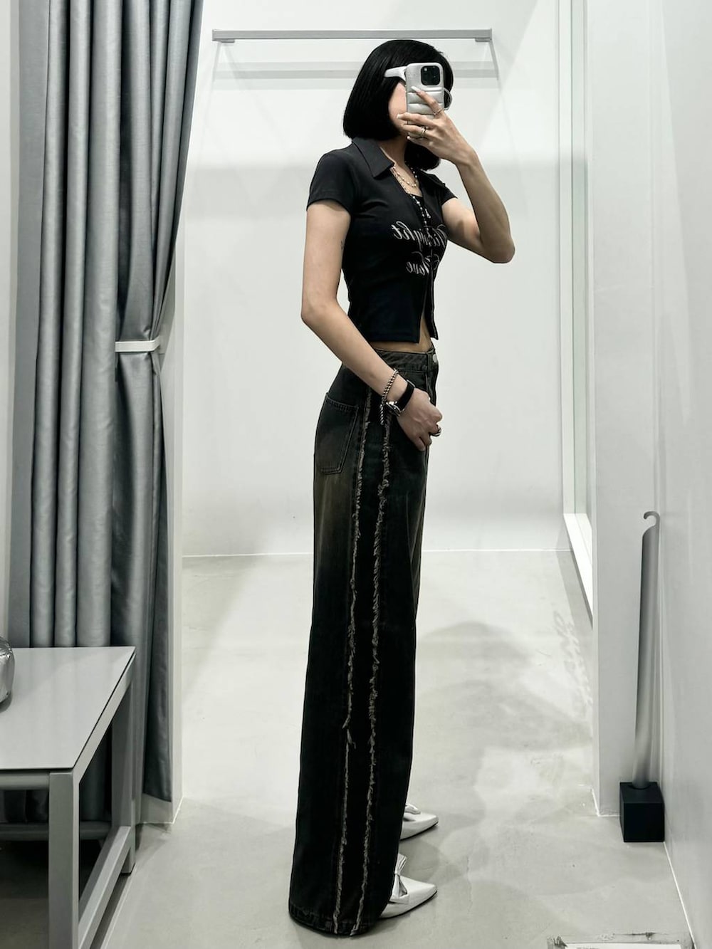 グレー系のTシャツ/カットソー、ブルー系のデニムパンツを着用したレディースの夏コーディネートの2枚目の写真