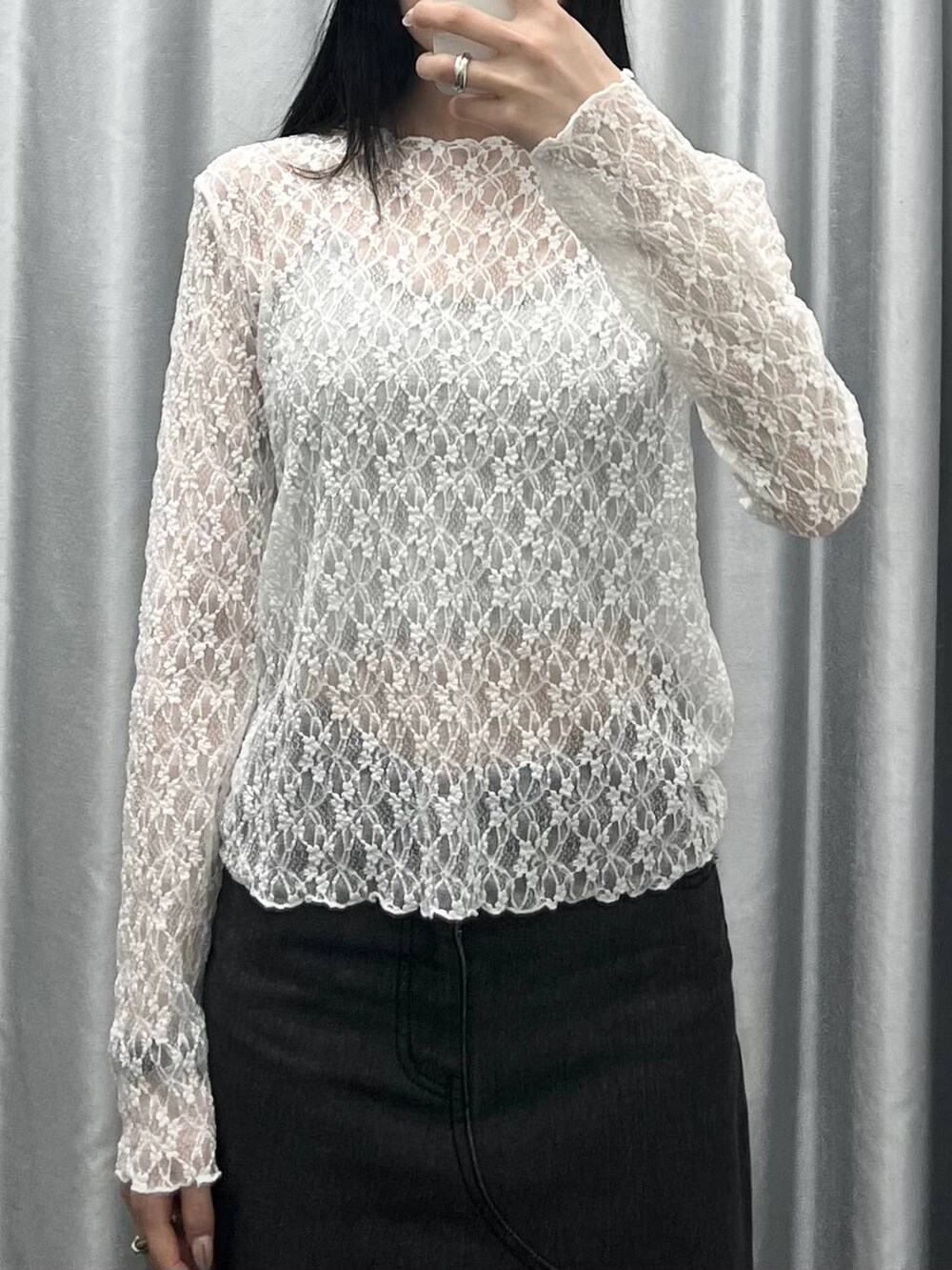 ブラック系のブーツ、ブラック系のニットキャップ/ビーニーを着用したレディースの春コーディネートの3枚目の写真