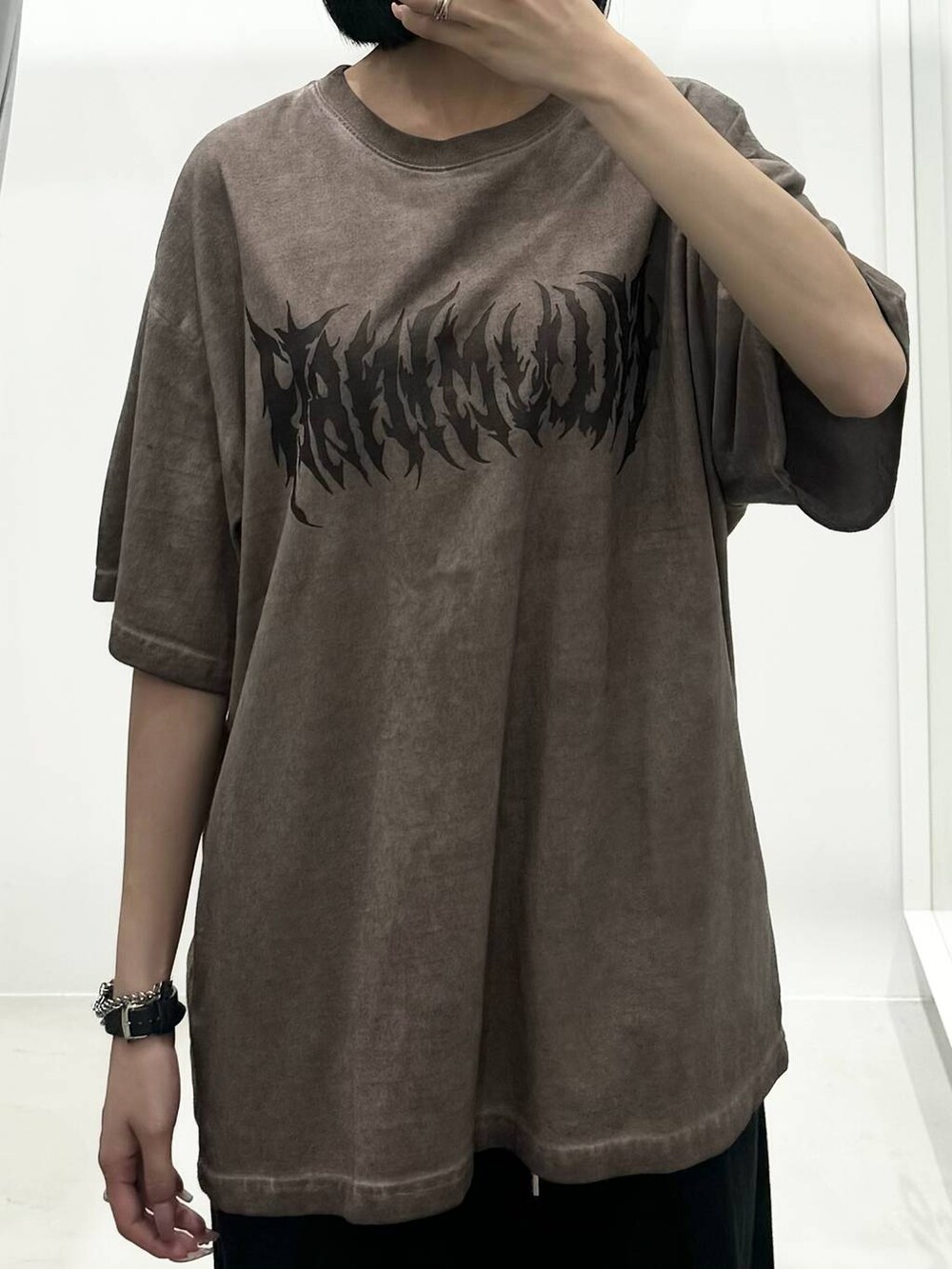 ブラック系のスウェットパンツ、グレー系のバックパック/リュック、ブラウン系のTシャツ/カットソーを着用したレディースの夏コーディネートの3枚目の写真