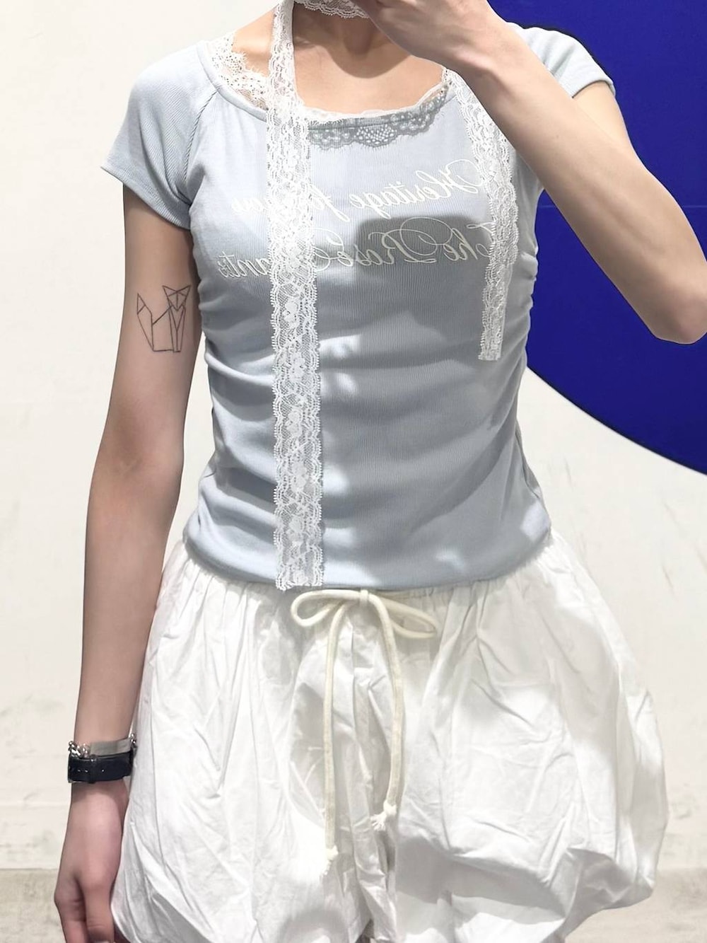 ホワイト系のその他パンツ、ホワイト系のその他パンツ、ブルー系のTシャツ/カットソーを着用したレディースの春コーディネートの3枚目の写真