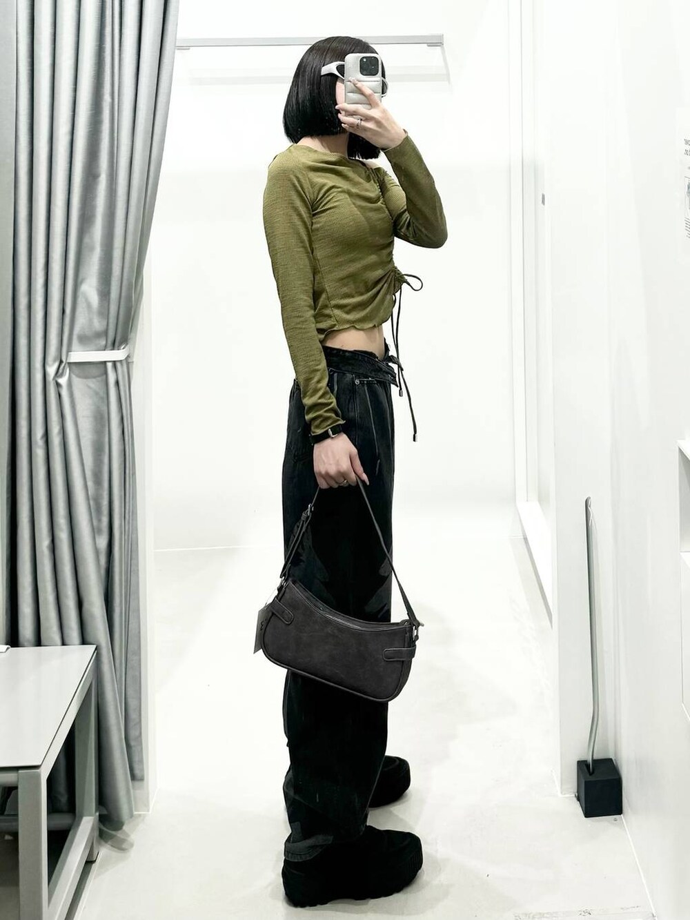 ブラック系のトートバッグ、グリーン系のTシャツ/カットソー、ブラック系のデニムパンツを着用したレディースの夏コーディネートの2枚目の写真