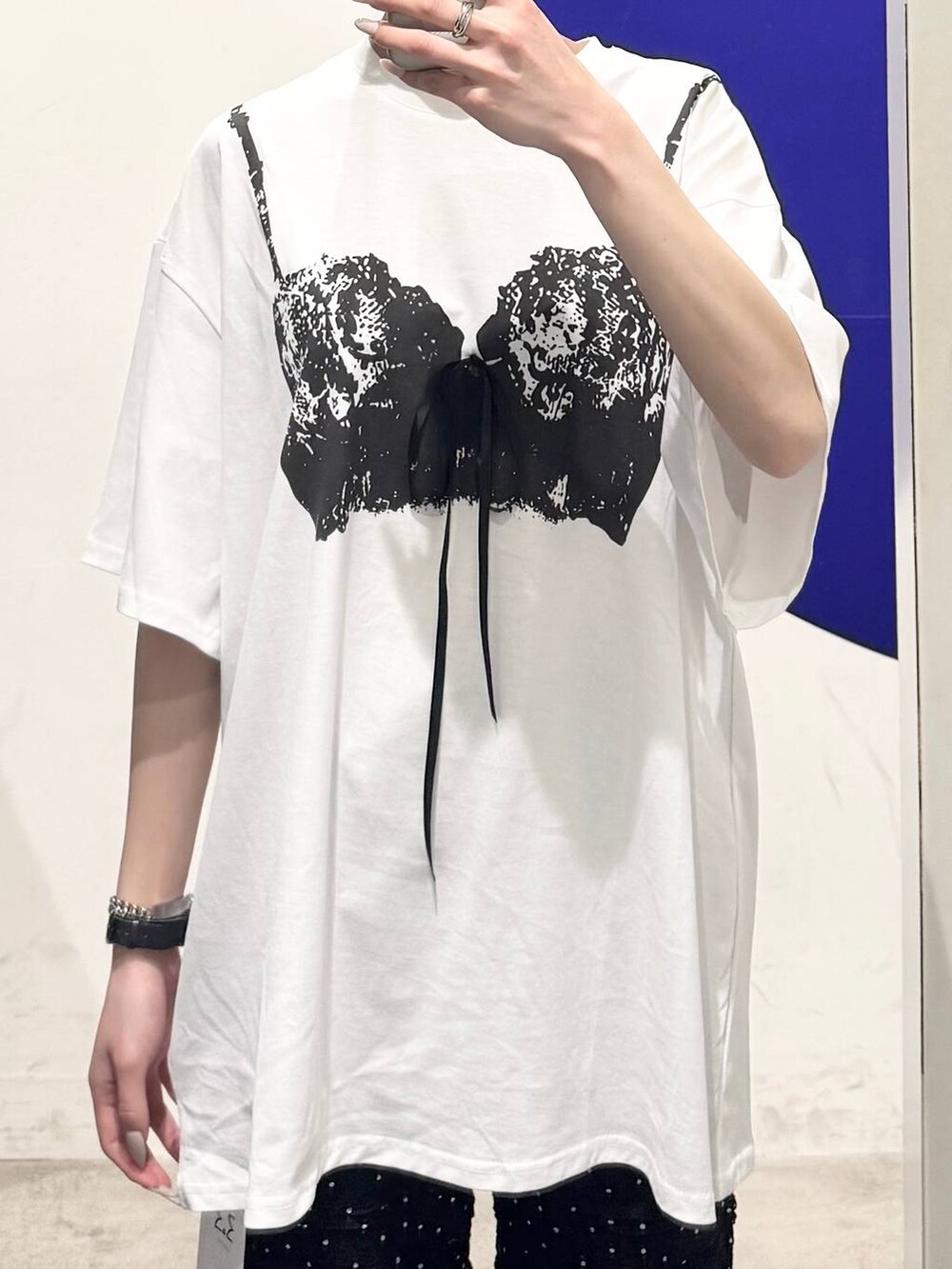ブラック系のその他パンツ、ホワイト系のTシャツ/カットソーを着用したレディースの春コーディネートの3枚目の写真