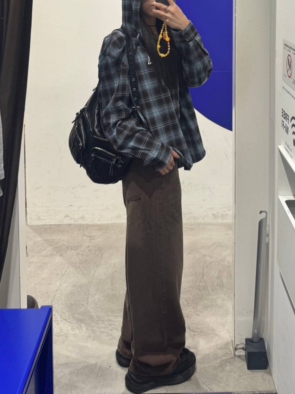 ブラウン系のシャツ/ブラウス、ブラウン系のデニムパンツを着用したレディースの秋コーディネートの2枚目の写真