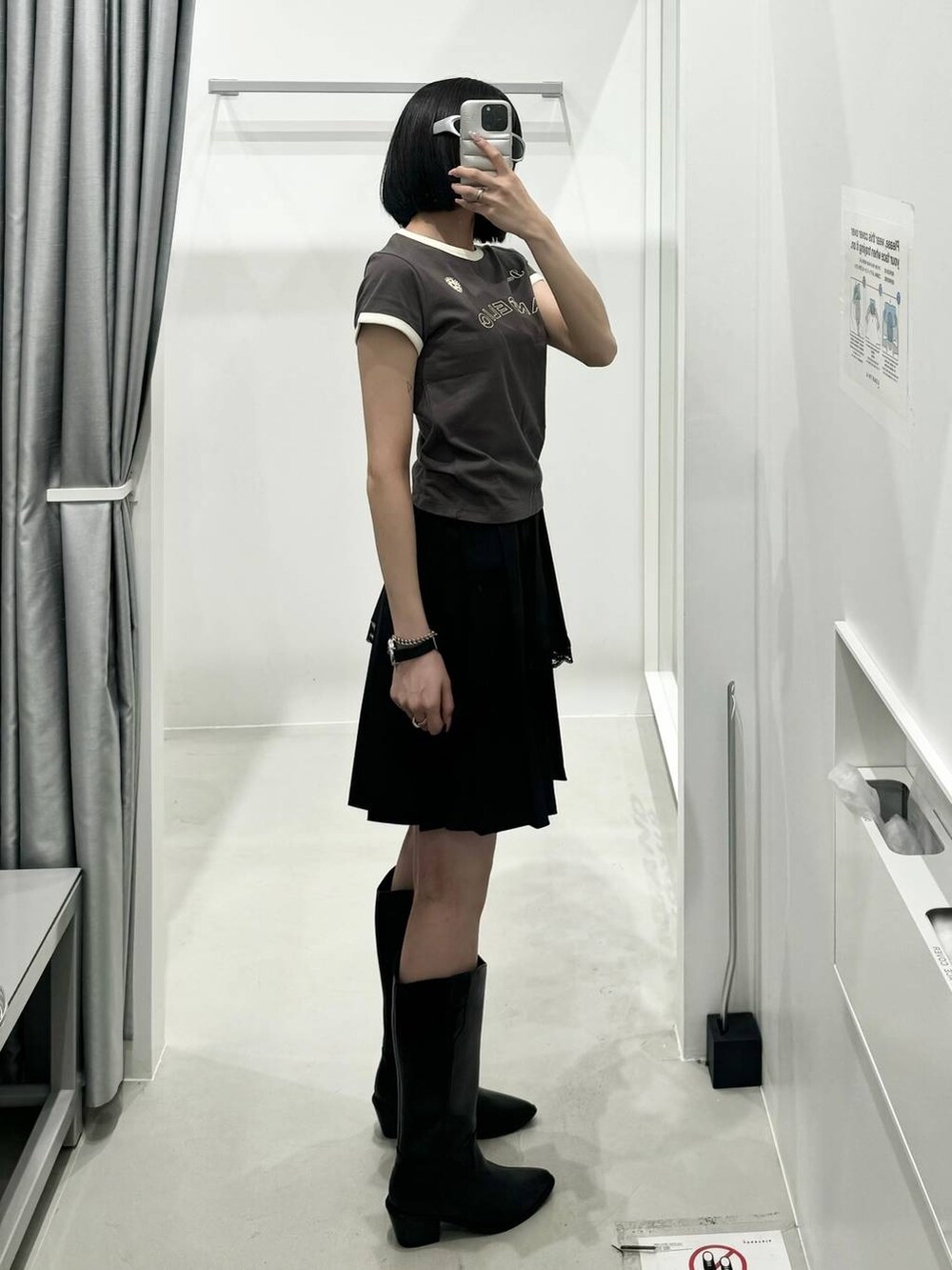 ブラック系のスカート、グレー系のTシャツ/カットソー、ブラック系のブーツを着用したレディースの夏コーディネートの2枚目の写真