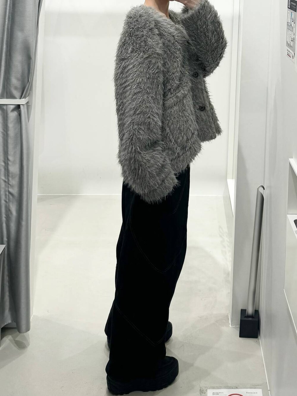 ブラック系のスウェットパンツ、グレー系のカーディガン/ボレロを着用したレディースの冬コーディネートの2枚目の写真