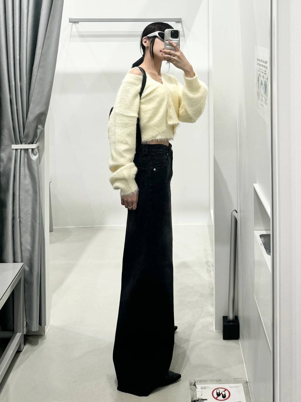 ホワイト系のカーディガン/ボレロ、その他のデニムパンツを着用したレディースの秋コーディネートの3枚目の写真